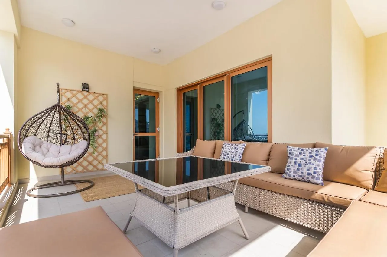Marina Residences 2Br: Seaside In Palm Jumeirah Dubai Apartment